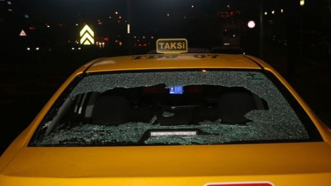 Otopark görevlisi taksinin camını yumruklayarak kırdı