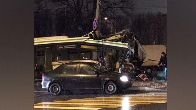 Rusya&#039;da elektrik direğine çarpan otobüs ortadan ikiye ayrıldı