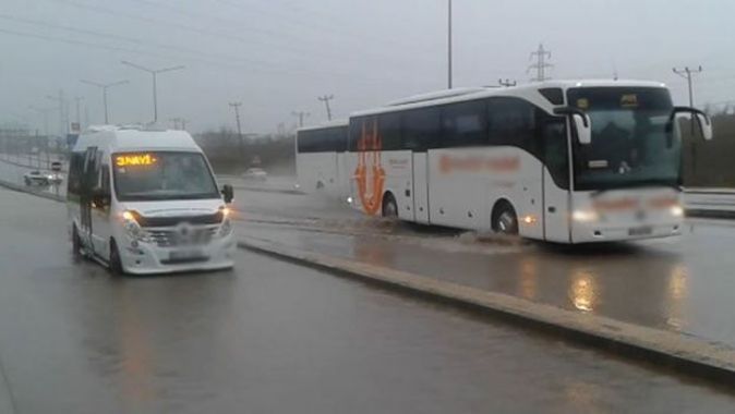 Sağanak yağış İstanbul - Çanakkale yolunda trafiği olumsuz etkiledi