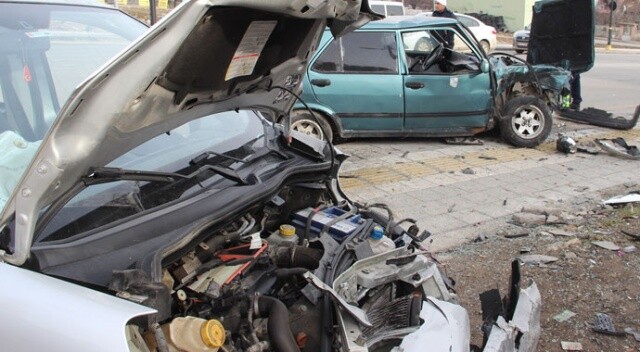 Sivas&#039;ta otomobil ile hafif ticari araç çarpıştı: 3 yaralı