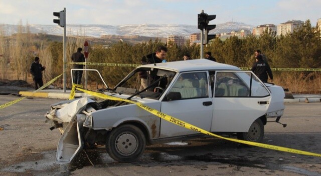 Sivas&#039;ta tır ile otomobil çarpıştı: 1 ölü, 2 yaralı