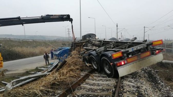Süt tankeri demiryoluna devrilmesi sonucu 2 kişi hayatını kaybetti