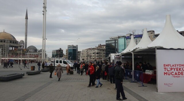 Taksim Meydanı&#039;ndaki tanzim satış noktasına vatandaşlardan büyük ilgi
