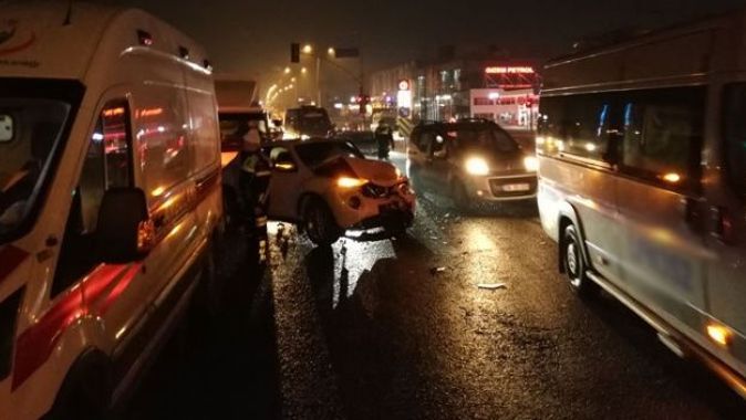 Ters yönden karşıya geçmeye çalışan araç, İstanbul trafiğini birbirine kattı