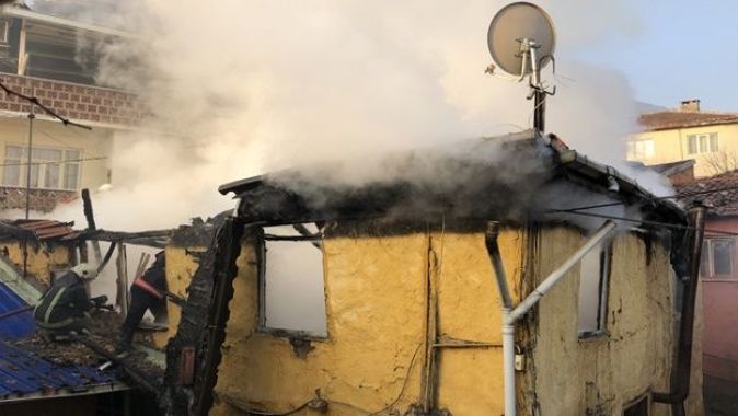 Yangına uykuda yakalandılar: Komşuları kurtardı