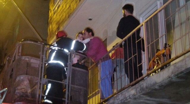 Yangında mahsur kalan bina sakinleri, balkonlarda kurtarılmayı bekledi