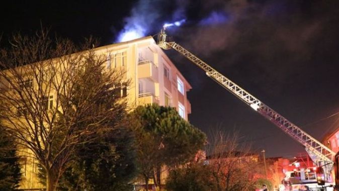 5 katlı binanın çatısında çıkan yangın mahalleliyi sokağa döktü