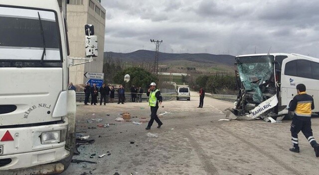 Amasya&#039;da yolcu otobüsü ile kamyon çarpıştı: 15 yaralı