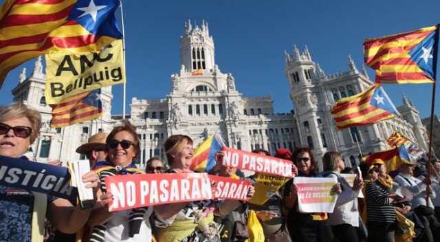 Ayrılıkçı Katalanlar Madrid&#039;de sokağa çıktı