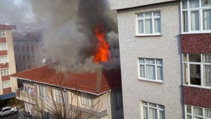 Bahçelievler&#039;de 3 katlı binanın çatısı alev alev yandı