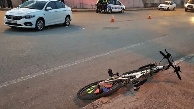 Bisikleti ile otomobile çarpan kız yaralandı