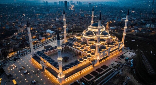 Çamlıca Camii görüntüsüyle İstanbul’u süslüyor
