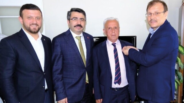 CHP&#039;nin HDP ile gizli ittifakına tepki gösterip 50 yıllık partisinden istifa etti