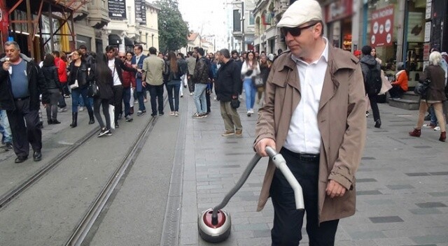 Elektrikli süpürgesini aldı Taksim’e çıktı
