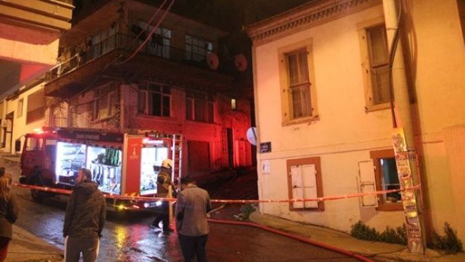 İzmir&#039;de 3 katlı apartmanda yangın paniği