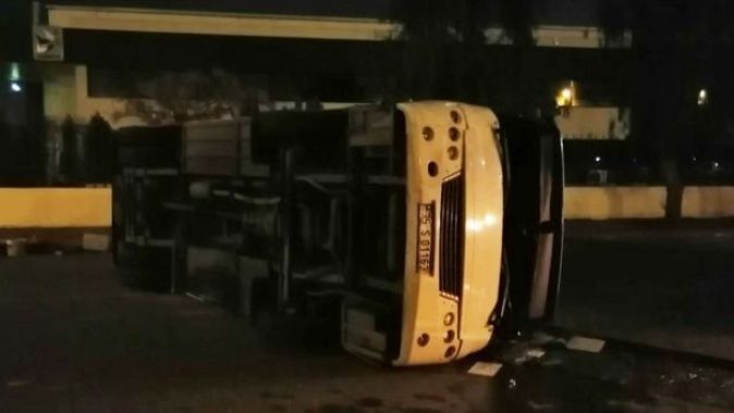 İzmir&#039;de minibüs ile belediye otobüsü çarpıştı: 10 yaralı
