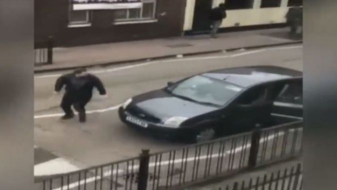 Londra’da cami önündeki Müslümanlara saldırı