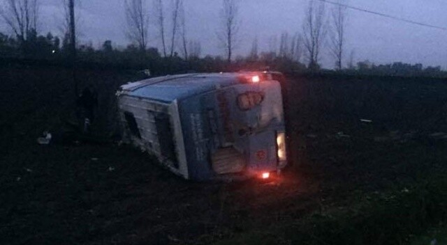 Osmaniye&#039;de MHP seçim minibüsü kaza yaptı: 2 yaralı