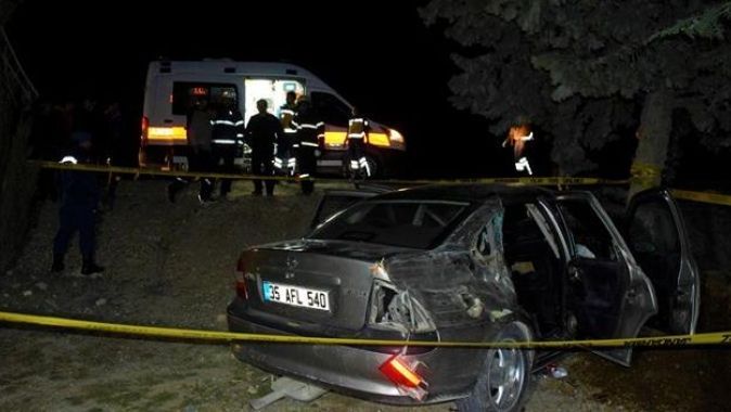 Otomobil ağaca çarptı: 1 ölü, 4 yaralı