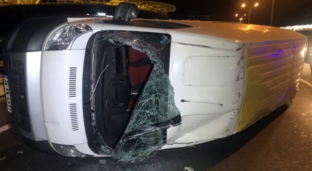 Sarıyer’de lastiği patlayan panelvan minibüs devrildi: 2 yaralı