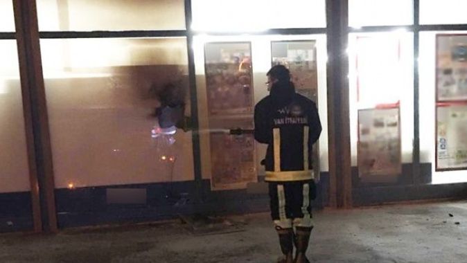 Van&#039;da bir markete molotoflu ve ses bombalı saldırı