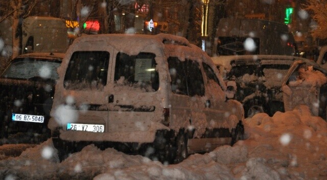 Yüksekova’da kar yağışı etkisini sürdürdü