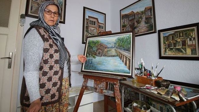 63 yaşındaki ev hanımı 16&#039;ncı resim sergisini açıyor