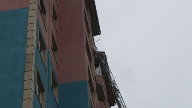 9 katlı binanın çatısına çıkan çocuk ekipleri seferber etti