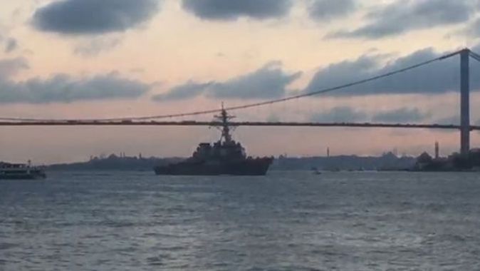 ABD savaş gemisi İstanbul Boğazı&#039;ndan geçti