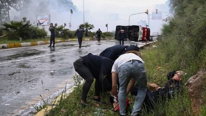 Antalya&#039;da itfaiye aracı devrildi: 3 yaralı