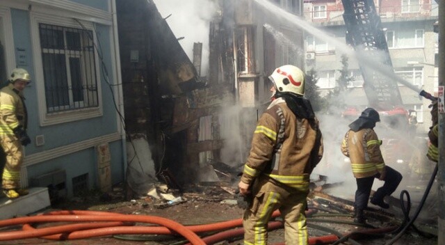 Beyoğlu&#039;nda 3 katlı metruk bina böyle çöktü