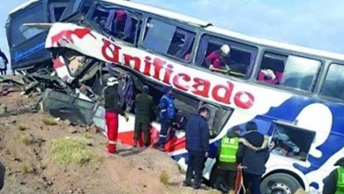 Bolivya&#039;da otobüs uçuruma yuvarlandı