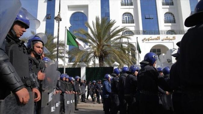 Cezayir&#039;in en zengin iş adamı tutuklandı