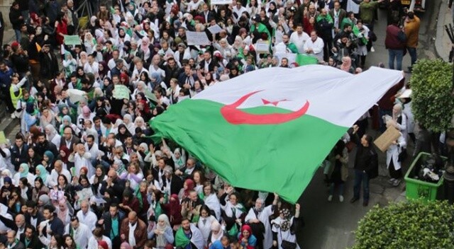 Cezayirliler Buteflika&#039;dan sonra &#039;Üç B gitmeli&#039; sloganıyla sokağa iniyor