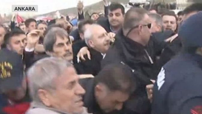 CHP lideri Kılıçdaroğlu’na şehit cenazesinde saldırı