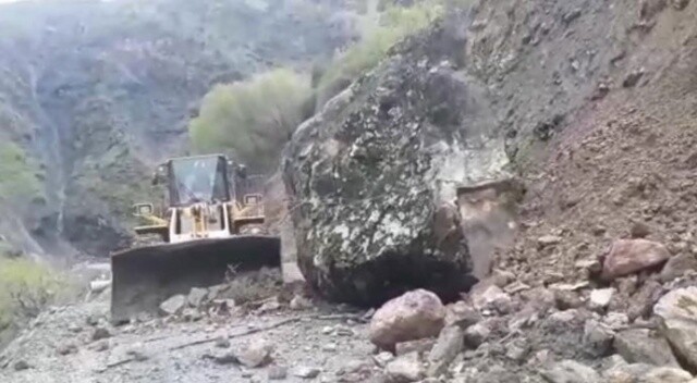 Dağdan kopan dev kaya parçası yolu ulaşıma kapattı