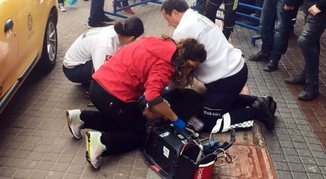 Direksiyon başında kalp krizi geçiren taksici önce bariyere ardından kadına çarptı