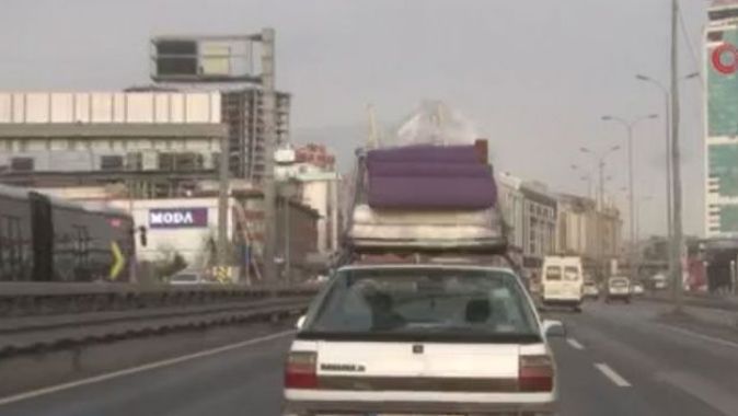 E-5’te tehlikeli yolculuk, koltuğu ve yatağı arabanın üstünde taşıdı