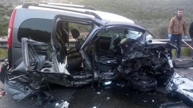 Hafif ticari araçla otomobil çarpıştı: 2 ölü, 3 yaralı