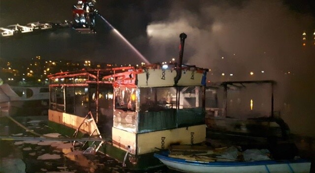 Haliç&#039;te iki tekne alev alev yandı