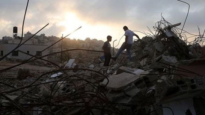 İsrail Filistinli aileye evini kendi elleriyle yıktırdı