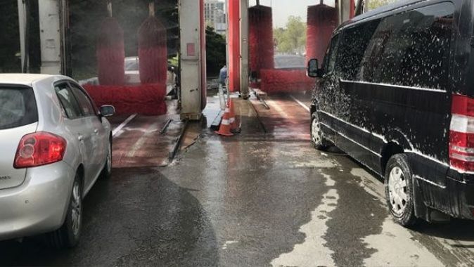 İstanbul’a çamur yağdı, vatandaşlar oto yıkamacılara koştu