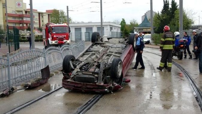 İzmit&#039;te tramvay yoluna giren otomobil takla attı