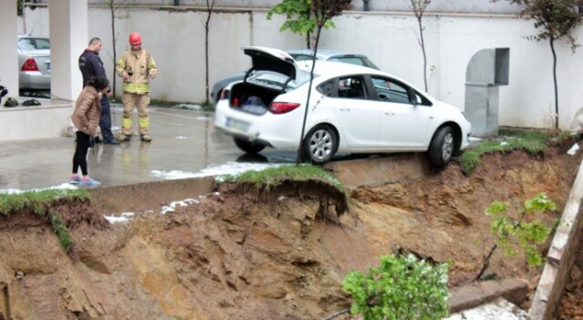 Kadıköy’de istinat duvarı çöktü, otomobil askıda kaldı