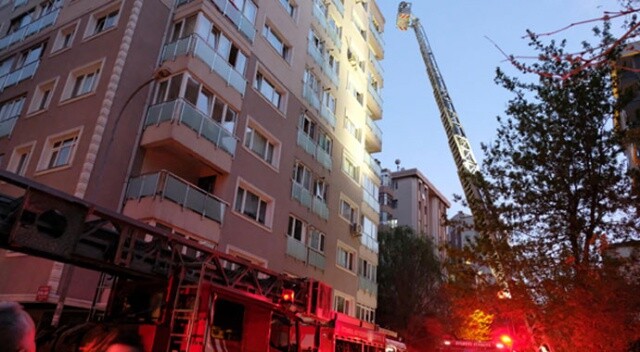 Kadıköy&#039;de korkutan yangın! Mahsur kalanlar kurtarıldı