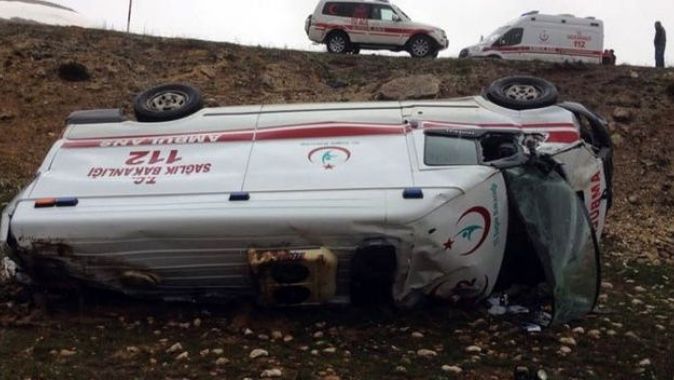 Karaman&#039;da ambulans şarampole devrildi: 3 yaralı