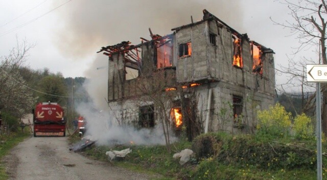 Kastamonu&#039;da sobadan çıkan yangında ahşap ev alev alev yandı