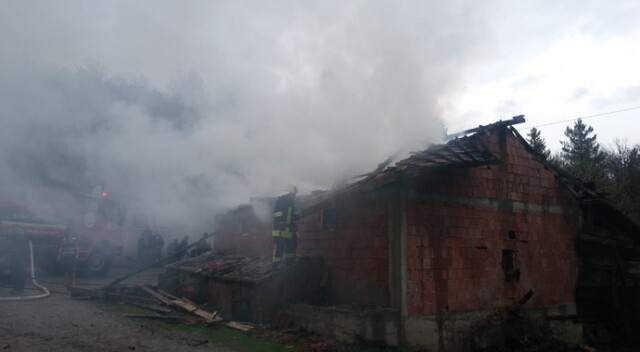 Kastamonu&#039;da yıldırım düşmesi sonucu yangın çıktı