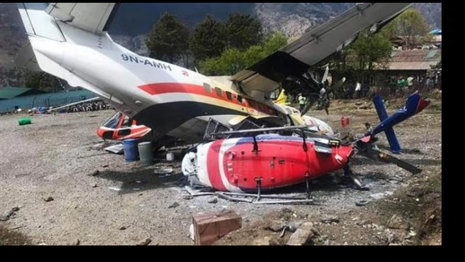 Nepal&#039;de yolcu uçağı pistteki helikoptere çarptı: 3 ölü, 4 yaralı