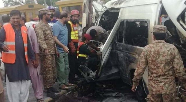 Pakistan’da duvara çarpan minibüsün benzin deposu patladı: 12 ölü, 6 yaralı
